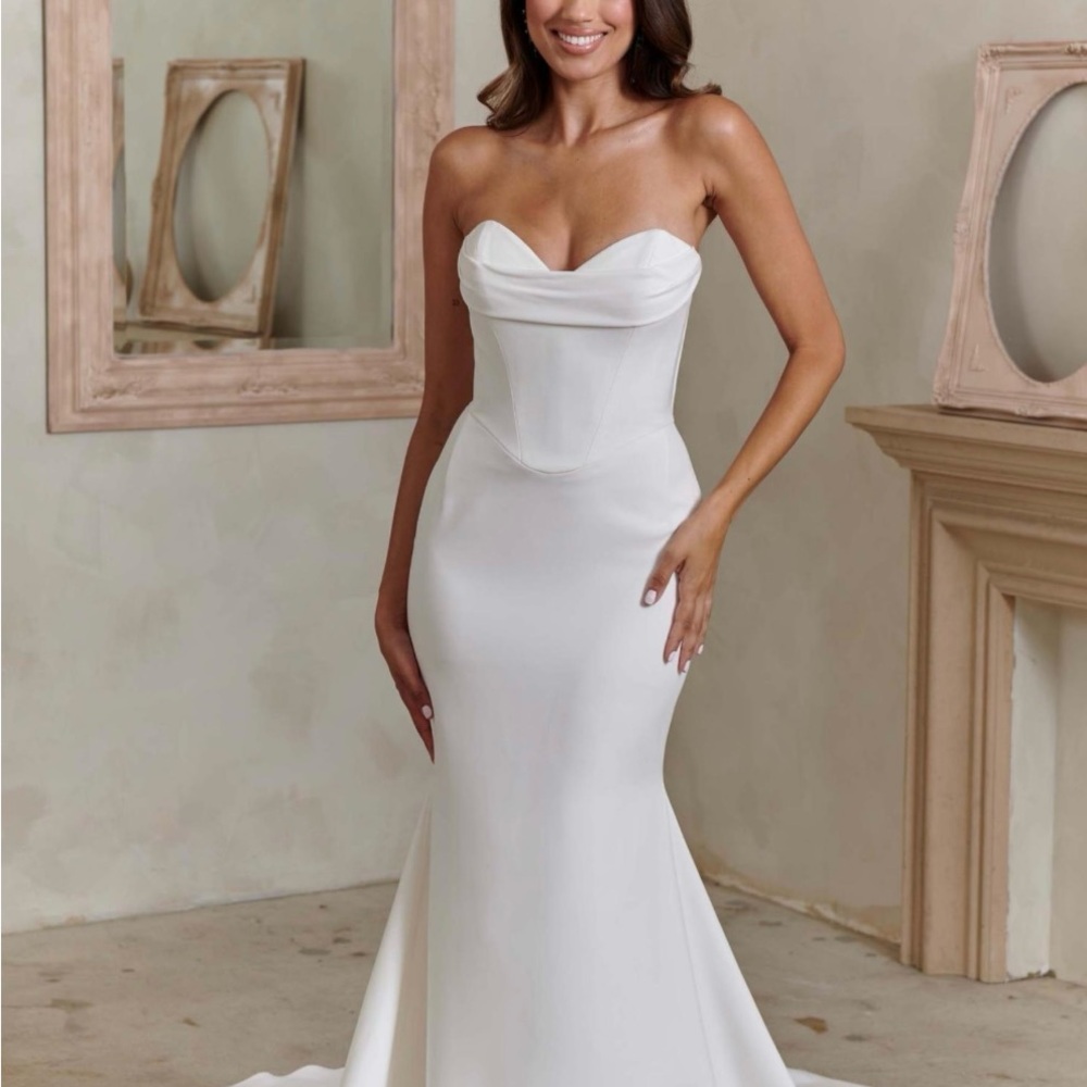 Elegant White Strapless Wedding Dress